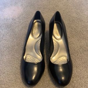 Dexflex black pumps never worn